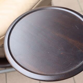 北欧ノルウェーのメーカーEKORNES(エコーネス)社のストレスレスチェアー レノ/スイングテーブル付です！リビングはもちろんシアタールームなどにおススメの北欧デザイン本革リクライニングチェアー♪