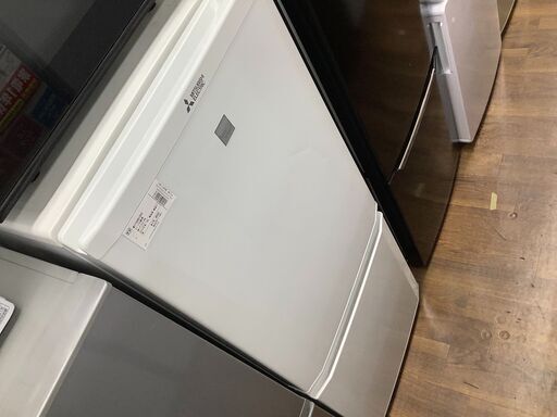 MITSUBISHI 2ドア冷蔵庫 MR-P15EC-KW 2018年製 146L 棚破損・側面キズ 