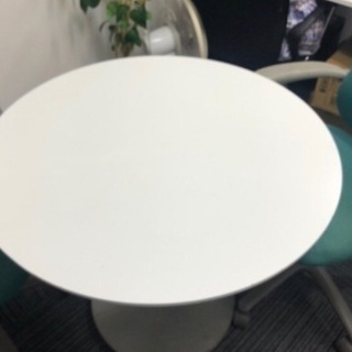 無料！池袋・白の丸テーブル&椅子