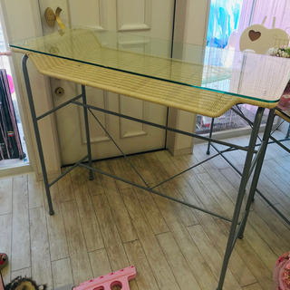 ガラス板のカフェテーブル