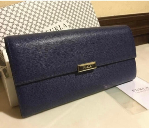 美品☆ FURLA   二つ折り　シルバー金具　 ロゴ　レザー　長財布　送料無料