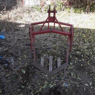 トラクターアタッチメント　鋤　すき　古いですが使えます。 トラクターアタッチメント 鋤 すき 古いですが使えます。