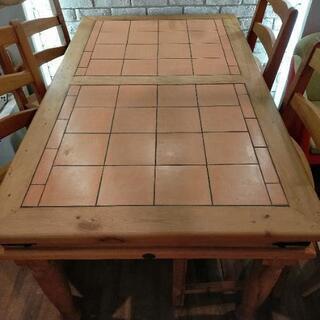 カントリー調のダイニングテーブルとイス４脚セット
