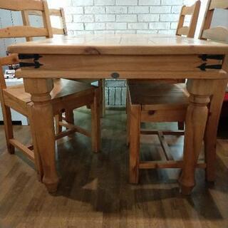 カントリー調のダイニングテーブルとイス４脚セット