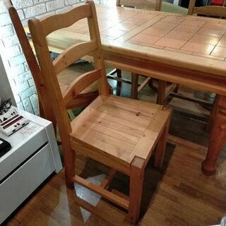 カントリー調のダイニングテーブルとイス４脚セット