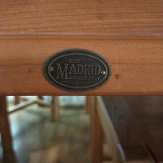 カントリー調のダイニングテーブルとイス４脚セット