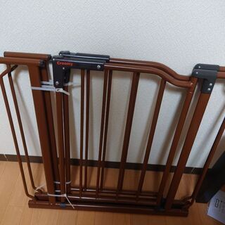 ベビーベッドと布団一式と保護カバー2セットとベビーゲート2セット