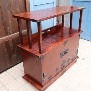 岩手の伝統工芸家具、岩谷堂箪笥 欅材を使用した漆塗りサイドボードです。桐紋様の南部鉄器がアクセントの茶棚。スッキリしたデザインは収納力もあり店舗などの飾り棚としても♪