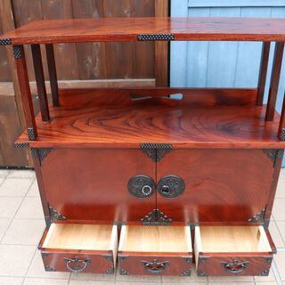 岩手の伝統工芸家具、岩谷堂箪笥 欅材を使用した漆塗りサイドボードです。桐紋様の南部鉄器がアクセントの茶棚。スッキリしたデザインは収納力もあり店舗などの飾り棚としても♪