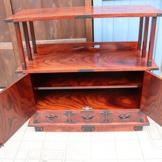 岩手の伝統工芸家具、岩谷堂箪笥 欅材を使用した漆塗りサイドボードです。桐紋様の南部鉄器がアクセントの茶棚。スッキリしたデザインは収納力もあり店舗などの飾り棚としても♪