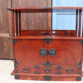 岩手の伝統工芸家具、岩谷堂箪笥 欅材を使用した漆塗りサイドボードです。桐紋様の南部鉄器がアクセントの茶棚。スッキリしたデザインは収納力もあり店舗などの飾り棚としても♪