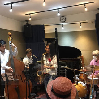 大阪市内の駅近くのボーカル、音楽教室です。