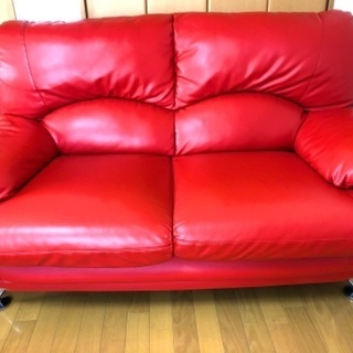 2人がけの赤色のソファ