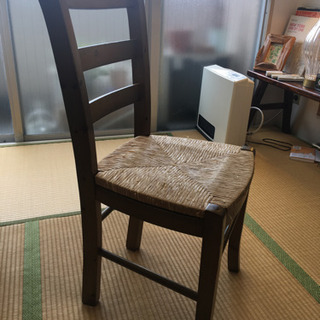 木の椅子。アジアンテイスト。