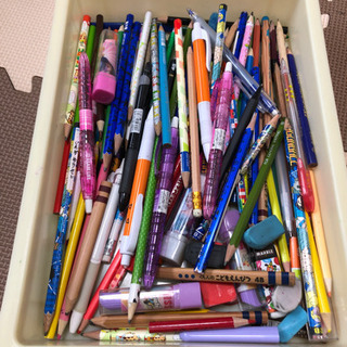鉛筆、ボールペン、消しゴム、色鉛筆など