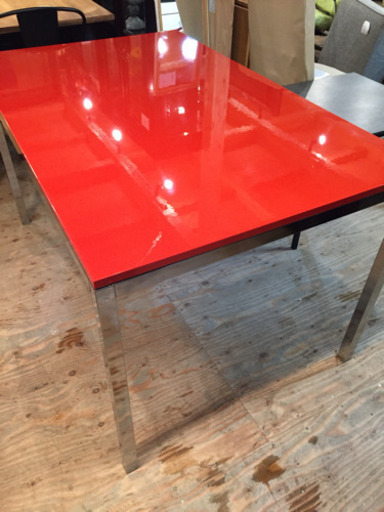 お洒落な IKEA ダイニングテーブル 赤 赤オレンジ