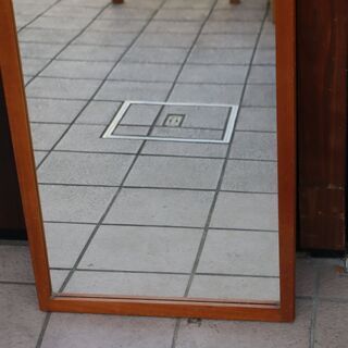 デンマークから入荷したチーク材を使用したウォールミラーです。北欧