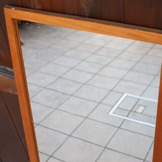 デンマークから入荷したチーク材を使用したウォールミラーです。北欧