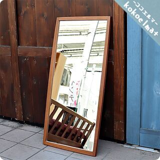 デンマークから入荷したチーク材を使用したウォールミラーです。北欧