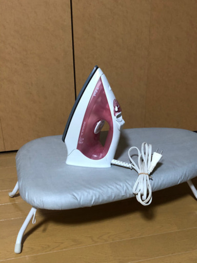 T-falのスチールアイロンです。1200wです。アイロン台をお付けします。