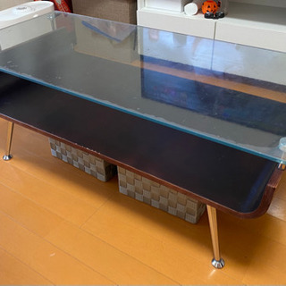 ガラス天板のテーブル