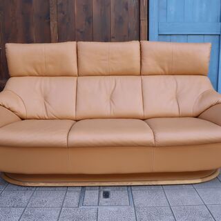 人気のkarimoku(カリモク家具)より本革を使用したZT7103 3人掛けソファーです！ハイバックタイプのゆったりとしたシートの3Pソファ。上品なデザインのレザートリプルソファーです♪