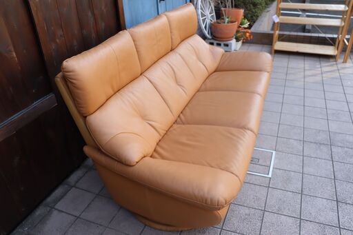 人気のkarimoku(カリモク家具)より本革を使用したZT7103 3人掛けソファーです！ハイバックタイプのゆったりとしたシートの3Pソファ。上品なデザインのレザートリプルソファーです♪