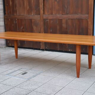 デンマーク製のチーク材を使用したリビングテーブルです。北欧家具らしいシンプルなデザインのヴィンテージコーヒーテーブル。スッキリとしたデザインがインテリアを優しい雰囲気に♪