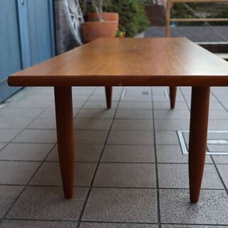デンマーク製のチーク材を使用したリビングテーブルです。北欧