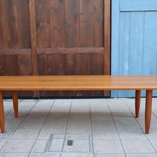 デンマーク製のチーク材を使用したリビングテーブルです。北欧家具らしいシンプルなデザインのヴィンテージコーヒーテーブル。スッキリとしたデザインがインテリアを優しい雰囲気に♪