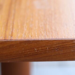 デンマーク製のチーク材を使用したリビングテーブルです。北欧家具らしいシンプルなデザインのヴィンテージコーヒーテーブル。スッキリとしたデザインがインテリアを優しい雰囲気に♪