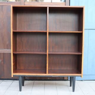 デンマークより入荷した、希少なローズウッド材を使用したブックシェルフです。シンプルでスッキリとした北欧家具らしいブックケース。店舗などにもおススメのおしゃれなビンテージ本棚です。