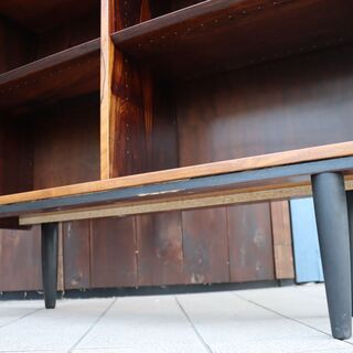 デンマークより入荷した、希少なローズウッド材を使用したブックシェルフです。シンプルでスッキリとした北欧家具らしいブックケース。店舗などにもおススメのおしゃれなビンテージ本棚です。