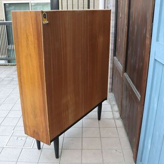 デンマークより入荷した、希少なローズウッド材を使用したブックシェルフです。シンプルでスッキリとした北欧家具らしいブックケース。店舗などにもおススメのおしゃれなビンテージ本棚です。