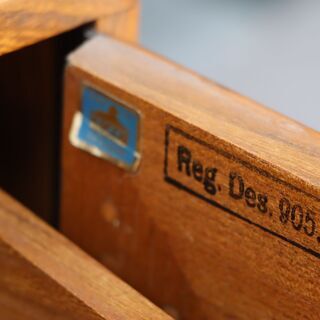 イギリスercol(アーコール)社のエルム無垢材を使用したサイドボードです！丸みを帯びた可愛らしいフォルムのリビングボード。お部屋を優しい雰囲気にしてくれる英国アンティーク家具です♪