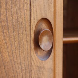 イギリスercol(アーコール)社のエルム無垢材を使用したサイドボードです！丸みを帯びた可愛らしいフォルムのリビングボード。お部屋を優しい雰囲気にしてくれる英国アンティーク家具です♪