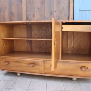 イギリスercol(アーコール)社のエルム無垢材を使用したサイドボードです！丸みを帯びた可愛らしいフォルムのリビングボード。お部屋を優しい雰囲気にしてくれる英国アンティーク家具です♪