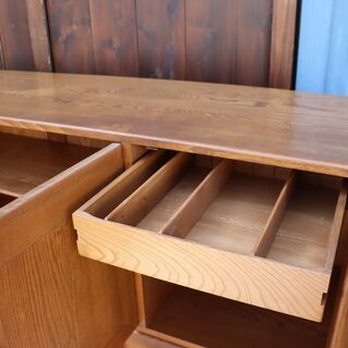 イギリスercol(アーコール)社のエルム無垢材を使用したサイドボードです！丸みを帯びた可愛らしいフォルムのリビングボード。お部屋を優しい雰囲気にしてくれる英国アンティーク家具です♪