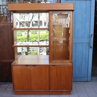 英国アンティーク家具を取り扱う、LLOYD\'S ANTIQUES(ロイズ・アンティークス)のTURNIDGE(ターニッジ) チーク材 キュリオケースです。北欧モダンスタイルのオシャレなカップボード。