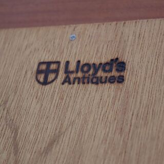 英国アンティーク家具を取り扱う、LLOYD\'S ANTIQUES(ロイズ・アンティークス)のTURNIDGE(ターニッジ) チーク材 キュリオケースです。北欧モダンスタイルのオシャレなカップボード。