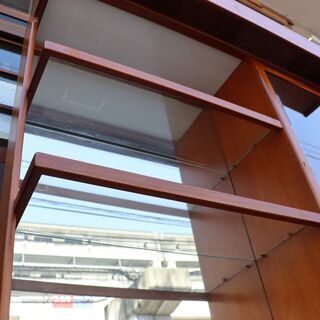 英国アンティーク家具を取り扱う、LLOYD\'S ANTIQUES(ロイズ・アンティークス)のTURNIDGE(ターニッジ) チーク材 キュリオケースです。北欧モダンスタイルのオシャレなカップボード。