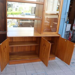 英国アンティーク家具を取り扱う、LLOYD\'S ANTIQUES(ロイズ・アンティークス)のTURNIDGE(ターニッジ) チーク材 キュリオケースです。北欧モダンスタイルのオシャレなカップボード。