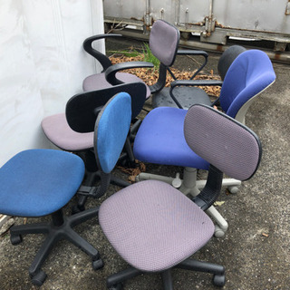 事務用の椅子ですがまだ使えます