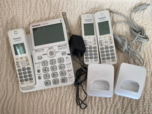 Panasonic　取引中です。 電話機と子機2台セット　譲ります。　白電話