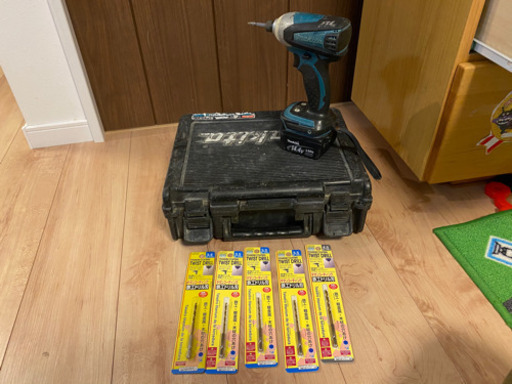 ●makita マキタ 充電式インパクトドライバー 14.4V バッテリー、ケース付き●