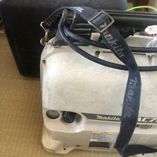 コンプレッサーと釘打ち機