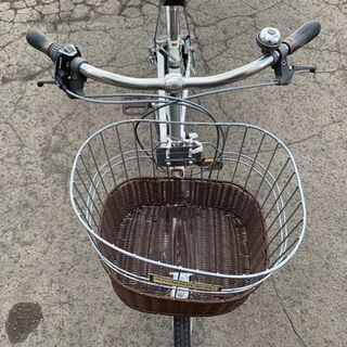 自転車 27インチ 6段変速 鍵 ライト 付き ホワイト系 カゴ破損有り