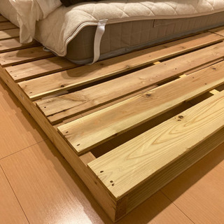 ベッドにも使える木製パレット