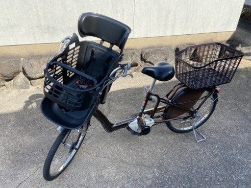 お子さんの送迎に！　電動アシスト自転車　22インチ　アンジェリーノ　ブラウン　前方チャイルドシート、後方カゴ付き　チャイルドシートレインカバー付　子供用ヘルメット付　8.1Ahバッテリー　交換用バッテリー付　電動付き自転車　子供の送迎