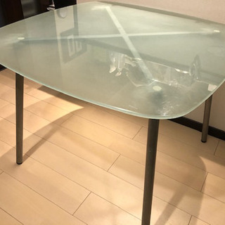 椅子2脚付き！おしゃれな空間を演出できるガラステーブル